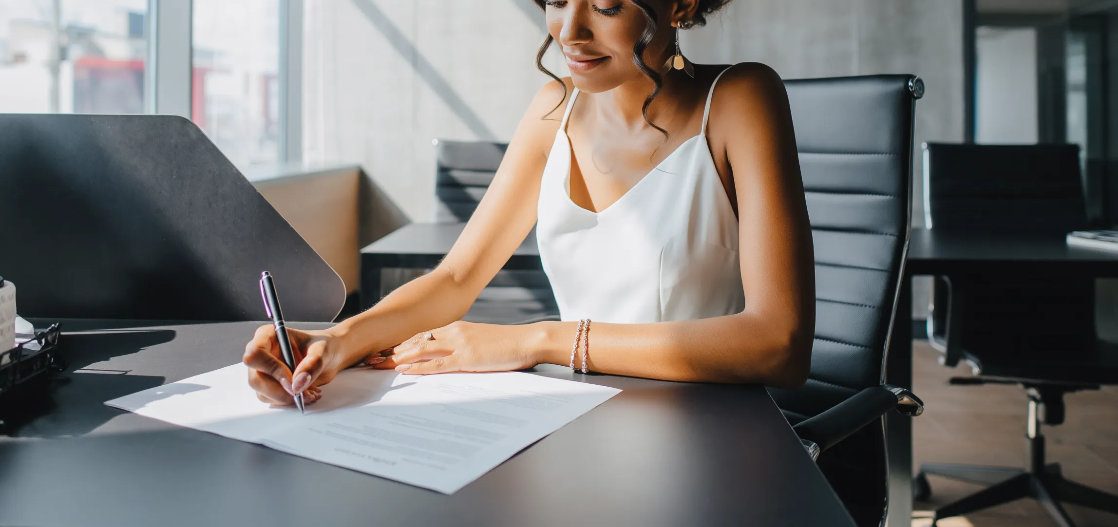 Stift, Stuhl, Text, Person, Frau
