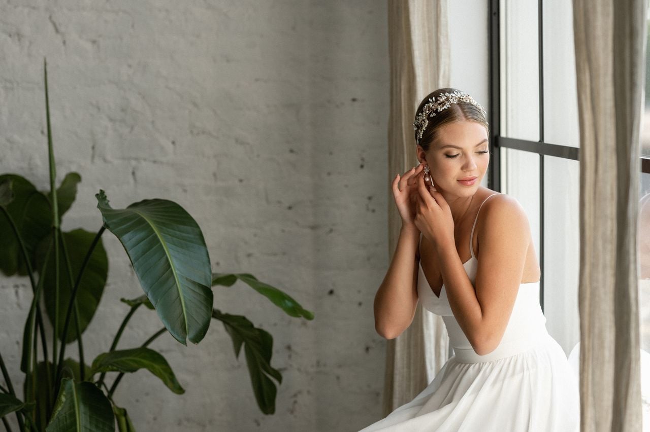 Braut mit Haarschmuck und Ohrringen als Inspiration für Brautaccessoires